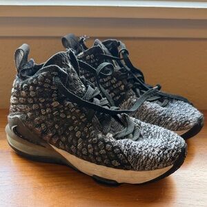 Nike Air LeBron James Shoes Sneakers 17 XVII boys Basketball Black Oreo